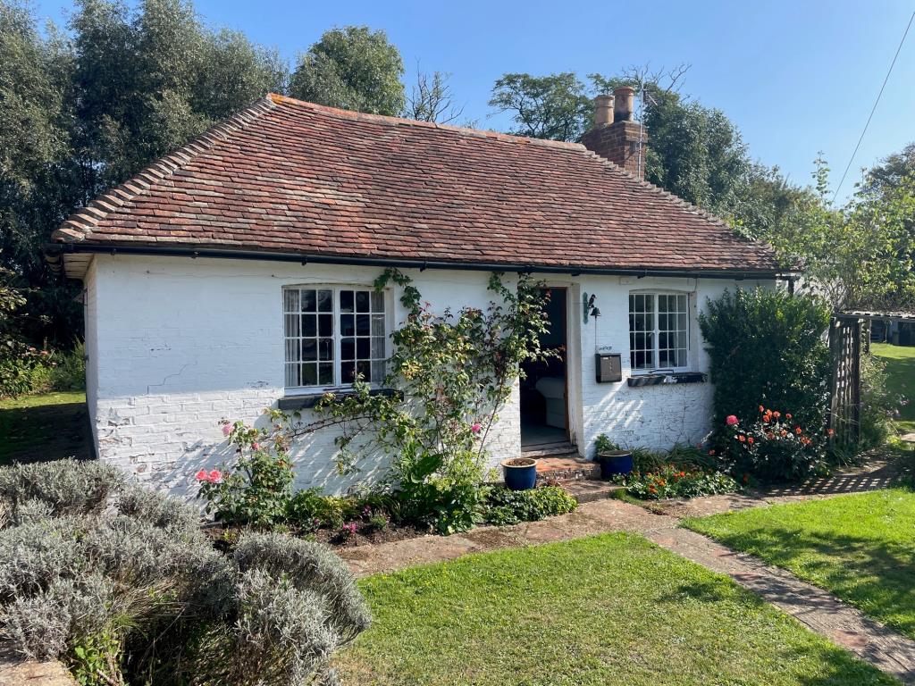 Lot: 64 - PERIOD MILL & MILL HOUSE, TWO ADDITIONAL DWELLINGS, OUTBUILDINGS AND SWIMMING POOL SET IN ALMOST FIVE AND A HALF ACRES - Swanton Cottage